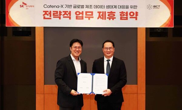 SK AX 장혁수 ESG/SHE본부장(왼쪽)과 IBCT 이정륜 대표가 경기도 성남시 분당구 SK AX 본사에서 '카테나-X 기반 글로벌 제조 데이터 생태계 대응 위한 업무 협약(MOU)식'을 가졌다. [출처=SK AX]