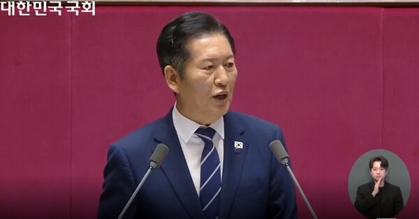 정청래 더불어민주당 대표는 9일 국회 본회의장에서 열린 교섭단체 대표 연설을 하고 있다. 국회TV 생중계 화면 갈무리.[출처=ebn]