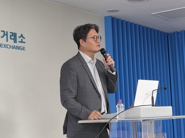 황승택 하나증권 리서치센터장이 9일 서울 여의도 한국거래소에서 개최된 ‘KRX 출입기자단-증권사 정기 간담회’에서 하반기 글로벌 금융시장 전망에 대해 발표하고 있다. [출처= 최수진 기자]