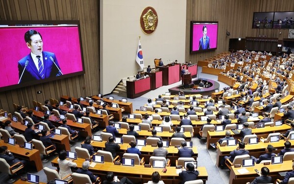 더불어민주당 정청래 대표는 9일 국회 교섭단체 대표 연설에서 이재명 정부의 인공지능(AI) 3대 강국 목표와 'ABCDEF' 성장 정책을 적극 지원하겠다는 뜻을 밝혔다.[출처=연합]
