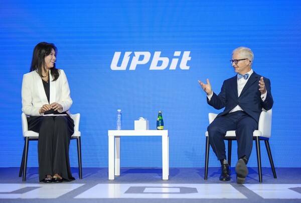 패트릭 맥헨리 전 하원 금융서비스위원회 의장(오른쪽)과 윤선주 두나무 최고브랜드임팩트책임자(CBIO)가 9일 UDC 2025에서 대담을 진행하고 있다. [출처=두나무]