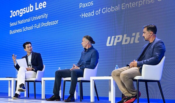 UDC 2025에서 (왼쪽부터) 이종섭 서울대 교수, 폴 벤시스 팍소스 글로벌 엔터프라이즈 성장 총괄, 로스 에드워드 리플 글로벌 금융기관 담당 시니어 디렉터가 '제도권 금융과 블록체인의 만남, 그 시작 - 스테이블코인'이라는 주제로 패널 토론을 진행했다. [출처=두나무]