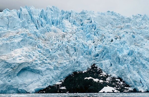 세계기상기구(WMO)에 따르면 지난해 전 지구 연평균 기온은 산업화 이전 대비 1.55도 상승해 파리협정의 1.5도 제한 목표를 이미 넘어섰다.. 사진은 녹고 있는 북유럽 빙하 모습.[출처=연합]