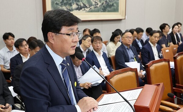 국회 기후특위에서 업무보고를 하고 있는 김성환 환경부 장관. [출처=연합]