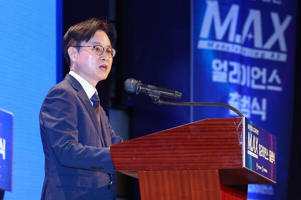 김정관 산업통상자원부 장관이 10일 서울 중구 웨스틴조선호텔에서 열린 제조 인공지능 전환(AX) 얼라이언스 출범식에서 환영사를 하고 있다. [출처=연합뉴스]