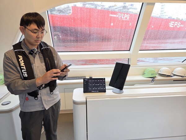 삼성중공업 관계자가 스마트 띵스로 선박을 제어하고 있다. [출처=진명갑 기자]