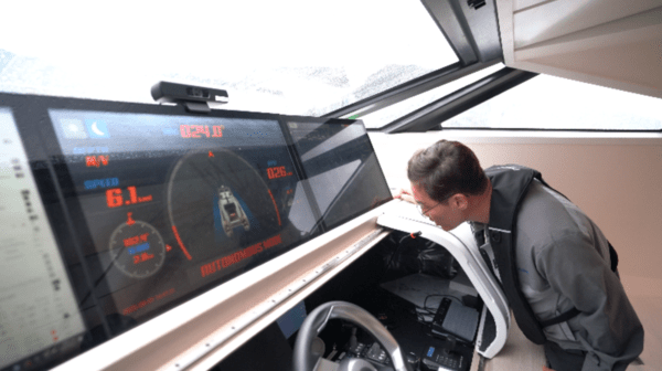 삼성중공업 관계자가 음성명령을 통해 선박 속도를 제어하고 있다. [출처=진명갑 기자]