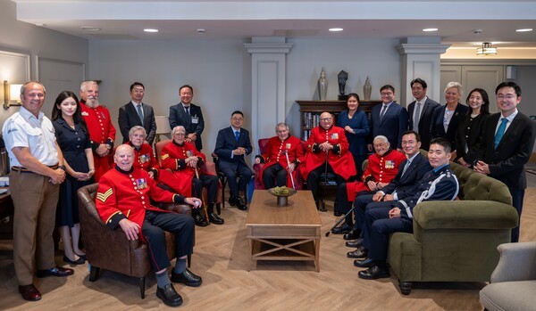 구본상 LIG 회장, 신익현 LIG넥스원 대표를 비롯한 LIG 임직원들이, 영국 런던 ‘첼시 왕립보훈병원’을 방문, 한국전 참전용사들에게 감사의 마음을 전하는 뜻깊은 행사를 진행했다.[출처=LIG넥스원]
