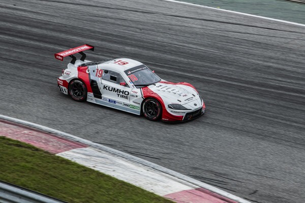 ‘2025 오네 슈퍼레이스 챔피언십’ 토요타 가주 레이싱 6000클래스 6라운드에서 금호 SLM팀 노동기 선수의 주행 장면.[출처=금호타이어]