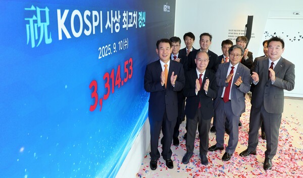 코스피가 사상 최고치를 경신함에 따라, 한국거래소 본사에서 정은보 이사장(앞줄 맨왼쪽)과 임직원들이 축하 세레모니를 하고 있다. [출처=한국거래소]