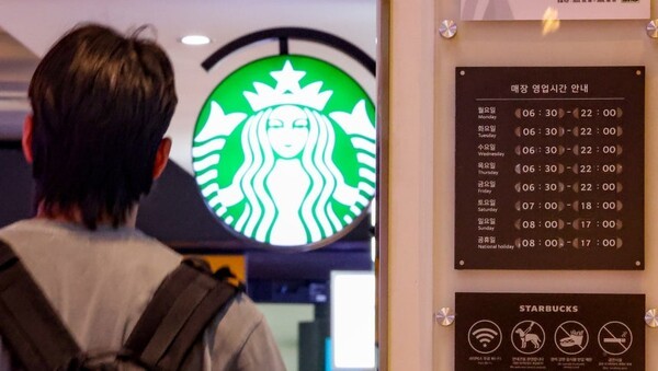 스타벅스 코리아가 인력난을 겪는 일부 매장에 설거지와 화장실 청소를 전담하는 아르바이트 인력을 투입한다. [출처=연합뉴스]