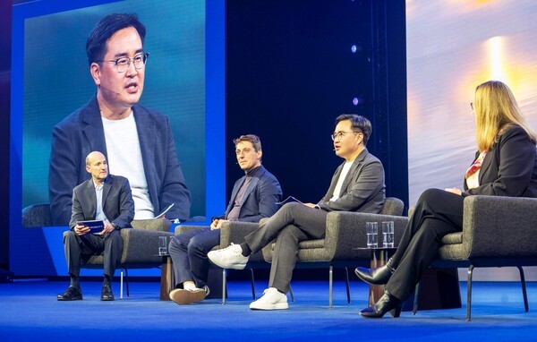 이주형 삼성디스플레이 중소형사업부장(오른쪽 두 번째)이 아우디(Audi) AG 기술개발 이사회 멤버인 제프리 부코(Geoffrey Bouquot, 왼쪽 두 번째) 및 3M 첨단소재·운송제품 플랫폼 부문 사장 에이미 맥러플린(Amy McLaughlin, 오른쪽 첫 번째)과 함께 'IAA 모빌리티 2025' 컨퍼런스에 참석해 발언하고 있는 모습. [출처=삼성디스플레이]