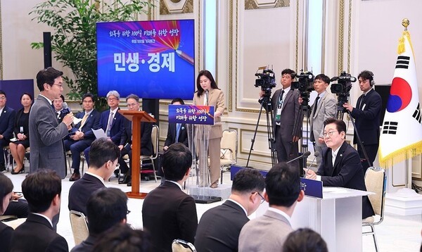 이재명 대통령이 11일 청와대 영빈관에서 열린 취임 100일 기자회견 '회복을 위한 100일, 미래를 위한 성장'에서 취재진의 질문을 받고 있다.[출처=연합]