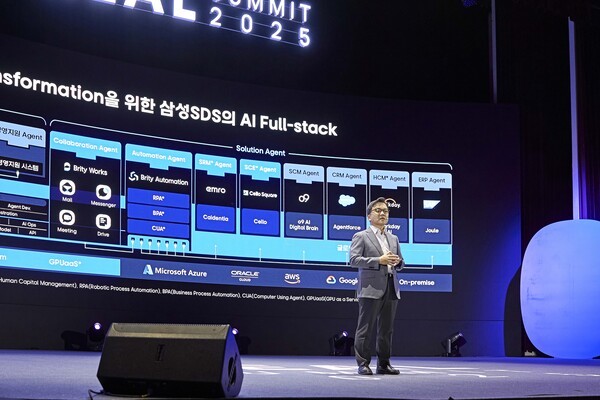 이준희 삼성SDS 대표가 11일 서울 코엑스에서 진행된 '리얼 서밋 2025'에서 기조연설을 발표하고 있다. [출처=삼성SDS]
