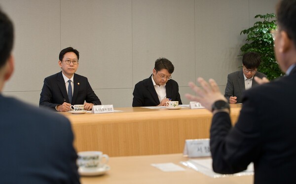 11일 KT 광화문지사를 방문한 배경훈 과학기술정보통신부 장관이 고객 무단 소액결제 침해사고 관련 조치 현황을 점검하고 있다. [출처=과학기술정보통신부]