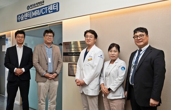 정효철 시지바이오 사업부장(가운데 왼쪽), 이호진 마디손병원 대표원장(가운데 오른쪽) 등 관계자들이 현판식 후 기념촬영을 하고 있다. [출처=시지바이오]