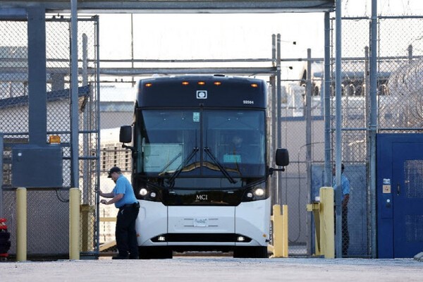 미국 이민당국에 의해 조지아주에 구금됐던 한국인이 풀려났다. 한국인 300여명은 11일(현지시간) 미 동부 현지시간 기준 오전 1시20분(한국시간 11일 오후 2시20분)께부터 버스에 탑승했다.  [출처=연합 ]