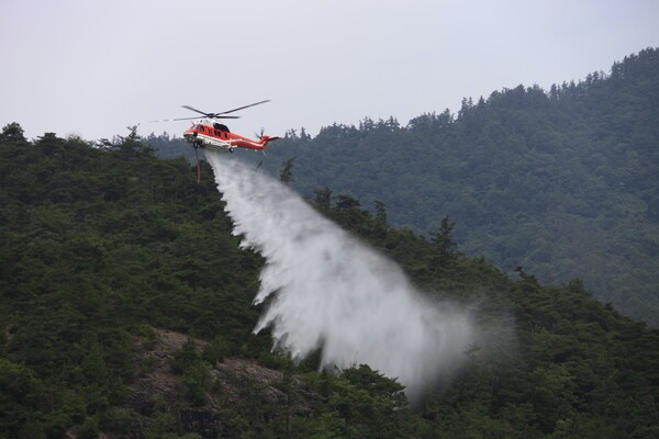 산불진화 훈련 중인 산림청 수리온 헬기.[출처=KAI]