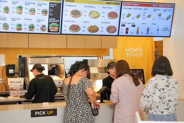 맘스피자 숍앤숍 매장이 입점한 몽골 맘스터치 10호점에서 고객들이 주문을 하고 있다. [출처=맘스터치]