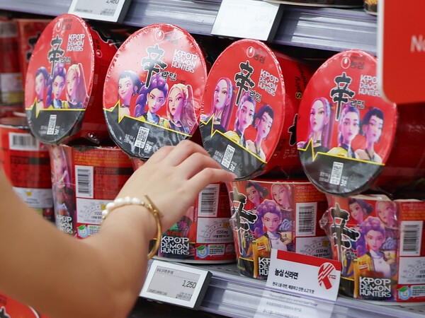 서울 시내의 한 대형마트에 진열된 케데헌과 협업한 농심의 컵라면 제품. [출처=연합뉴스]