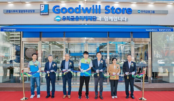 굿윌스토어 밀알청주상당점 김승배 원장, 한국굿윌산업협회 유영균 대표, 밀알복지재단 굿윌부문 한상욱 부문장, 굿윌스토어 밀알청주상당점 이용훈 사원, 우리금융미래재단 장광익 사무국장, 청주복지재단 최은희 상임이사, 우리은행 청주금융센터 이왕재 센터장이 기념촬영을 하고 있다. [출처=우리금융]