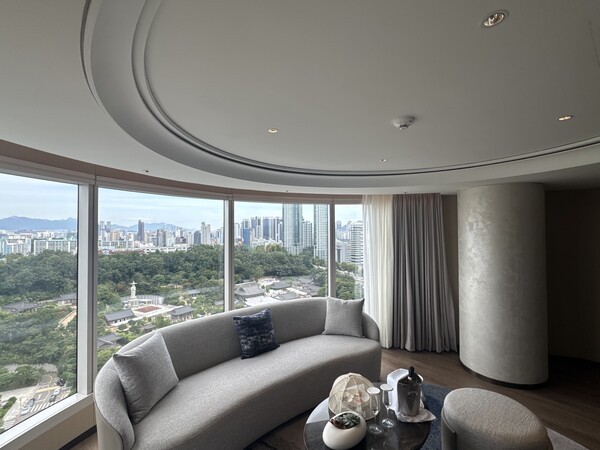 봉은사가 한눈에 들어오는 ‘웨스틴 서울 파르나스’ 코너 스위트(Corner Suite) 모습. [출처=전제형 기자]