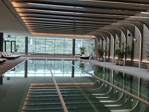 ‘코스모폴리탄 피트니스 클럽’ 실내 수영장 모습. 수영을 하는 와중에 전방과 후방에서 봉은사를 눈에 담을 수 있도록 설계된 게 특징이다. [출처=전제형 기자]