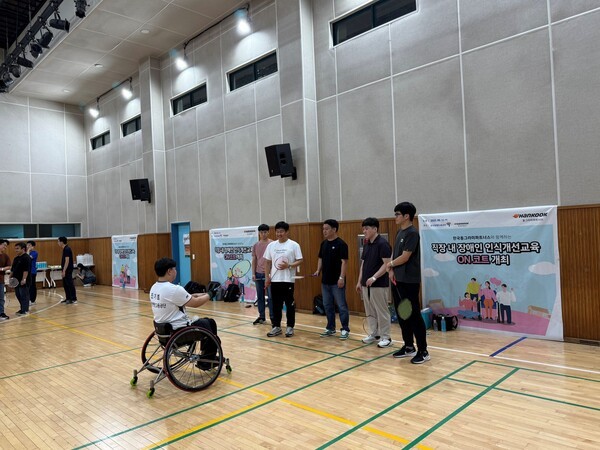 한국동그라미파트너스 임직원들이 11일 한국장애인고용공단 대전직업능력개발원에서 열린 ‘온(ON) 코트’ 교육에서 공단 휠체어 배드민턴팀 선수에게 배드민턴 동작을 배우고 있다. [출처=한국앤컴퍼니그룹]