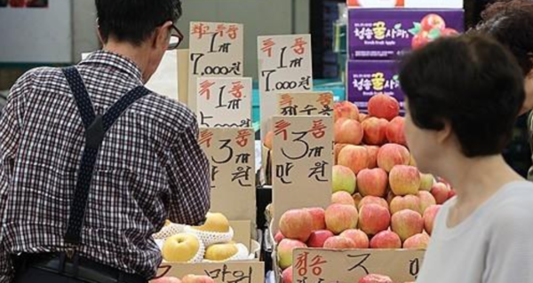 올해 전통시장에서 4인 가족 기준 추석 차례상을 장보면 29만9900원이 소요될 것으로 조사됐다. [출처=연합]