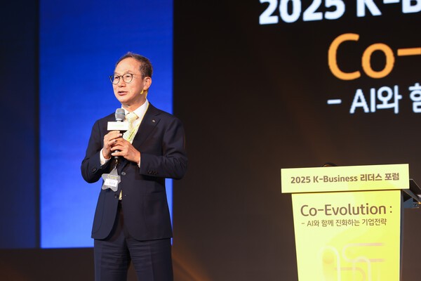 지난 11일 서울 광진구 그랜드 워커힐 호텔에서 열린 ‘2025 K-Business 리더스 포럼’에서 양종희 KB금융그룹회장이 발표하고 있다. [출처=KB국민은행]