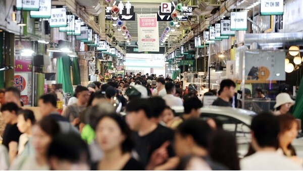 정부가 22일부터 10월 31일까지 국민의 90%를 대상으로 1인당 10만 원의 소비쿠폰을 추가 지급하는 '민생회복 소비쿠폰 2차 지급'을 시작한다. 이번 2차 지급은 1차와 달리 일부 기준이 개선돼 적용된다. 서울 망원동 시장 전경.[출처=연합]