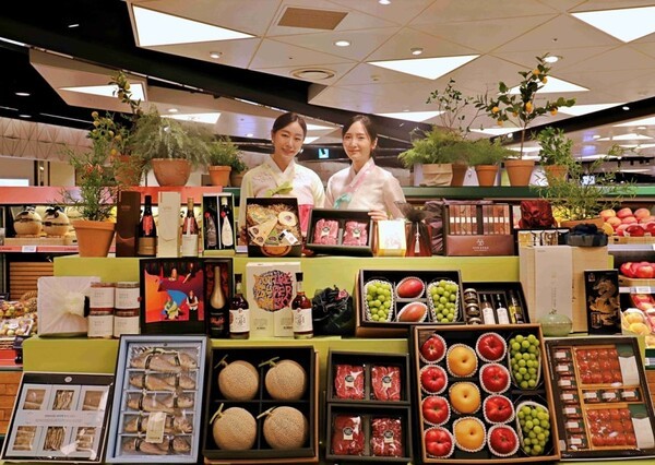 서울시 송파구 잠실동에 위치한 롯데백화점 잠실점 지하 1층 식품관에서 모델들이 추석 선물 세트를 홍보하고 있다. [출처=롯데백화점]