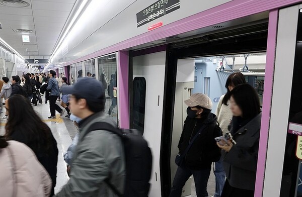 15일 행정안전부에 따르면 지난 9월 12일 오후 6시 기준, 총 5008만 명에 달하는 국민이 신청했다. 이는 전체 대상의 99.0%에 해당하는 수치다. 총 9조693억 원이 지급된 것으로 집계됐다.[출처=연합]