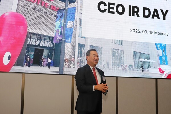 9월 15일 서울 잠실 시그니엘 서울에서 열린 롯데쇼핑 'CEO IR DAY'에서 김상현 롯데쇼핑 대표이사 부회장이 참석자 100여명에게 롯데쇼핑 전략을 발표하고 있다. [출처=롯데쇼핑]