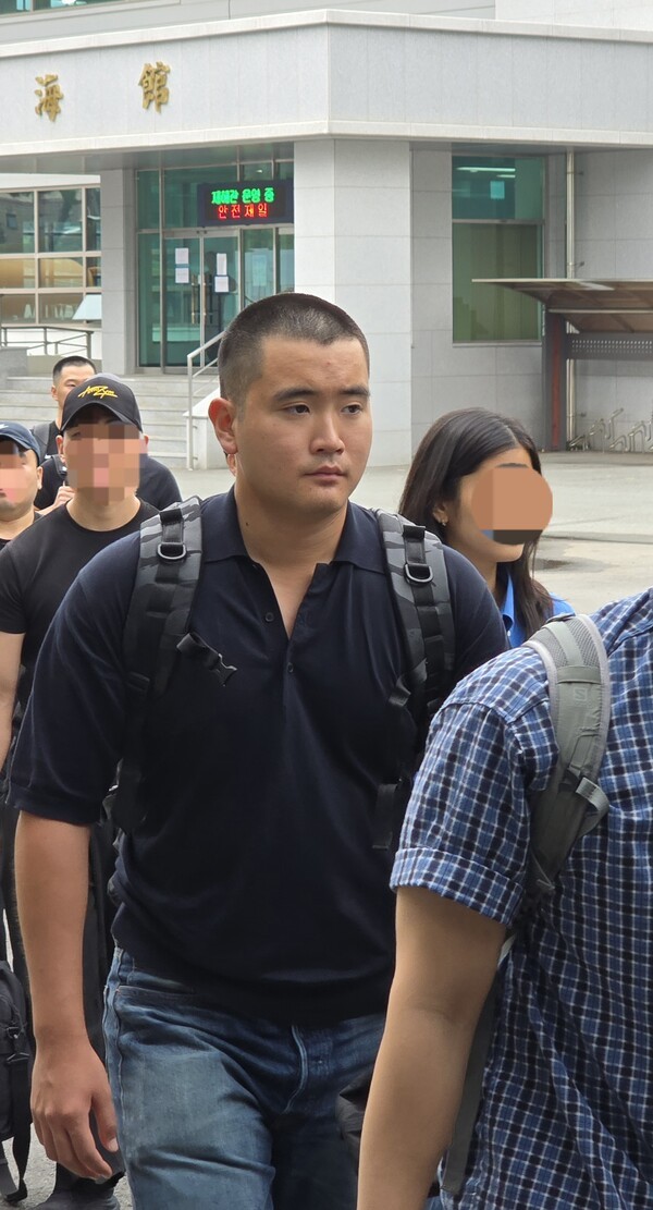 이재용 삼성전자 회장의 장남 지호씨가 15일 경남 창원시 진해구 해군사관학교에서 열린 해군 학사장교 사관후보생 입영식 행사장으로 들어가고 있다. [출처=삼성전자]