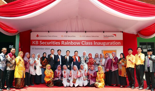 지난 10일 인도네시아 알 라흐마 사립학교에서 KB증권 김성현 대표이사(왼쪽 열한번째) 및 임직원들이 학교 관계자들과 함께 KB증권 ‘무지개교실’ 완공식을 진행하며 기념촬영을 하고 있다. [출처= KB증권]