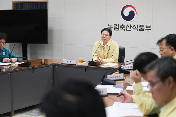 아프리카돼지열병 중앙사고수습본부가 15일 관계부처와 지자체가 참여하는 중수본 회의를 개최해 아프리카돼지열병 발생 상황과 방역 대책을 점검하고 있다. [출처=농식품부]