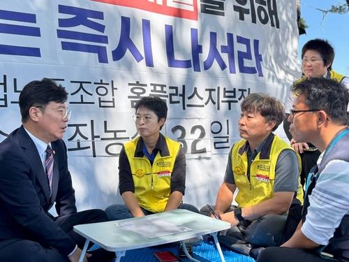 김영훈 고용노동부 장관이 11일 서울 종로구 MBK파트너스 본사 앞의 마트산업노조 홈플러스지부 농성장을 방문했다. [출처=홈플러스]