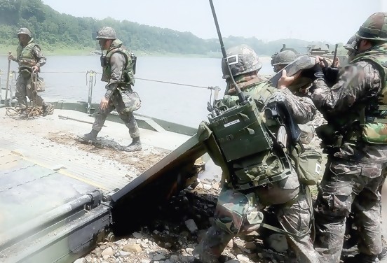 정부가 군 복무 기간을 국민연금 가입 기간으로 전면 인정하는 방안을 추진한다. 16일 보건복지부가 국회에 제출한 주요 업무 보고서를 보면, 군 복무 크레딧 제도의 궁극적인 목표는 '복무 기간 전체 인정'이다.[출처=연합]