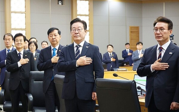 이재명 대통령이 16일 정부세종청사에서 열린 제42회 국무회의에서 국기에 경례하고 있다.[출처=연합]