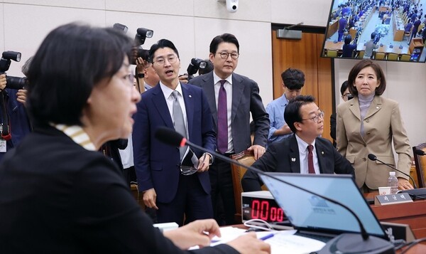 16일 서울 여의도 국회에서 열린 법제사법위원회 전체회의에서 추미애 법사위원장이 나경원 의원 간사 선임의 건 표결에 대해 무기명 투표를 선언하자 국민의힘 의원들이 항의하며 퇴장하고 있다.[출처=연합]