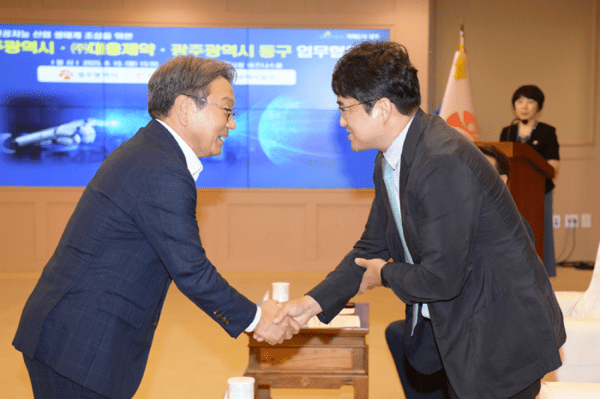 이창재 대웅제약 대표(오른쪽)가 강기정 광주광역시장과 인사를 나누며 광주시 AI 산업 생태계 육성에 힘을 모으기로 했다. [출처=대웅제약]