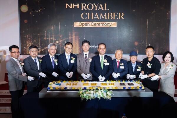 16일 농협은행 본점에서 열린 'NH로얄챔버' 오픈식에서 주요 내빈들이 케이크 커팅식을 하고 있다. (왼쪽 세 번째부터 임정묵 서울대 교수회장, 김상욱 국회의원, 강태영 농협은행장, 이찬우 농협금융지주회장). [출처=농협은행]