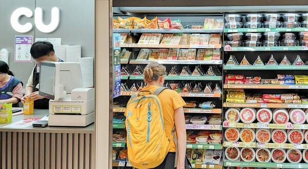 CU 명동역점 외국인 관광객 모습 [출처=CU]