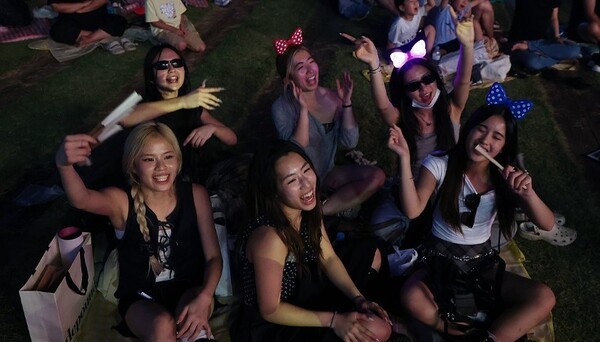 외국인 관광객들이 지난 14일 서울 중구 서울광장에서 열린 ‘2025 서울헌터스 페스티벌’에서 넷플릭스 애니메이션 '케이팝 데몬 헌터스'(케데헌) 수록곡 ‘골든’을 부르고 있다. [출처=연합뉴스]