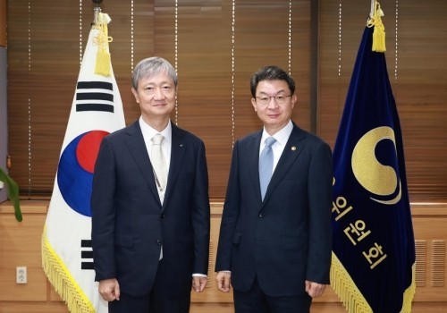 지난 16일 오후 정부서울청사 금융위원장 집무실에서 이억원 신임 금융위원장과 이찬진 금융감독원장이 첫 회동을 갖고 금융정책과 감독에서 '원팀'이 되기로 약속하면서 금융당국 개편은 더욱 확실시 되는 분위기다. [출처=금융위 ]