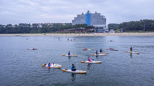 충남 태안군 소재 아일랜드 리솜에서 진행되는 패들 & 서프 클래스 현장 모습. [출처=호반호텔앤리조트]