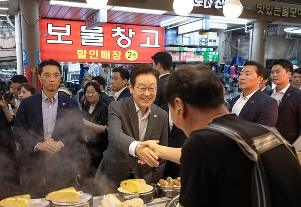 이재명 대통령이 17일 경기 성남시 수정구 태평동 현대시장을 방문해 상인과 인사를 하고 있다. 대통령실 제공.[출처=연합]