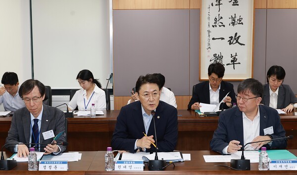 권대영 금융위원회 부위원장이 18일 오전 서울 종로구 정부서울청사 금융위원회 대회의실에서 개최한 새출발기금 간담회에서 새출발기금 제도개선 사항 및 이행방안에 대해 논의했다. [출처=금융위원회]