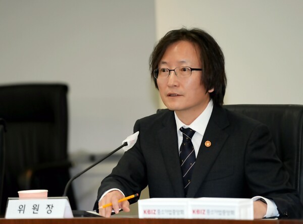 주병기 공정거래위원장은 18일, 중소기업중앙회에서 김기문 중소기업중앙회 회장을 비롯한 중소기업 단체 및 업종별 협동조합 대표들과 현장 간담회를 가졌다.[출처=공정거래위원회]